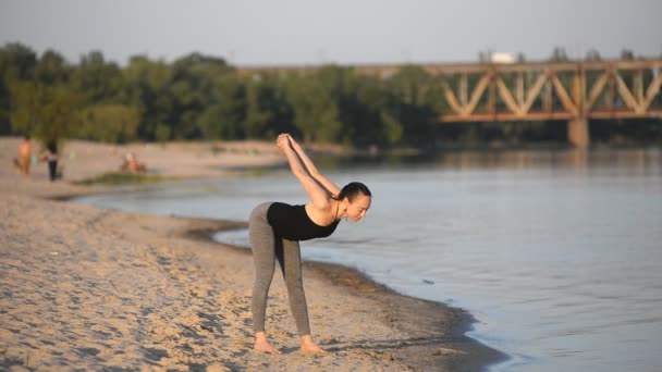 Menina fazendo asanas na praia — Vídeo de Stock