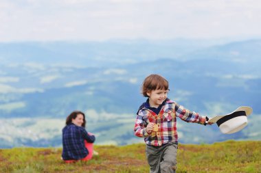 Bir kadın oğluyla üstünde dinlenme