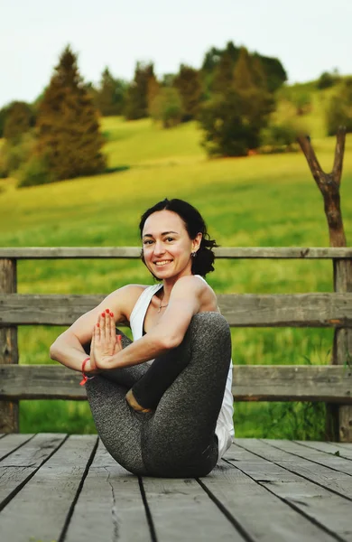 Dağlarda yoga yapan bir kadın.