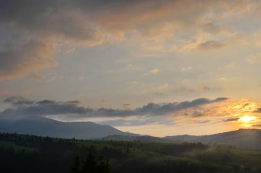 Gün batımında dağ manzarası