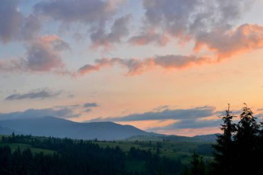 Gün batımında dağ manzarası