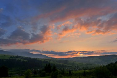 Gün batımında dağ manzarası