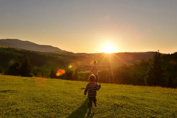 Kid running at sunset in the mountains — Stock Photo, Image