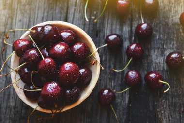 Bir tabloda bir seramik kase kiraz