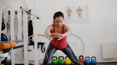 Güzel ve genç birbayan jimnastik salonunda devreye girer.