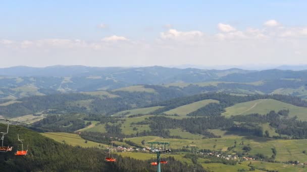 Elevador de montanha funciona no verão nas montanhas — Vídeo de Stock