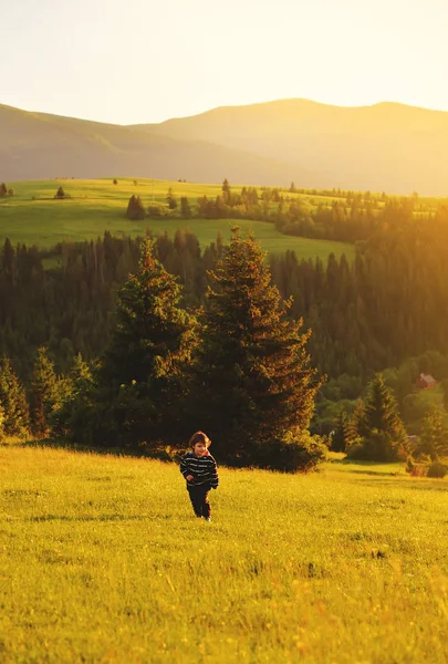 Παιδί έτρεχα στο ηλιοβασίλεμα στα βουνά — Φωτογραφία Αρχείου