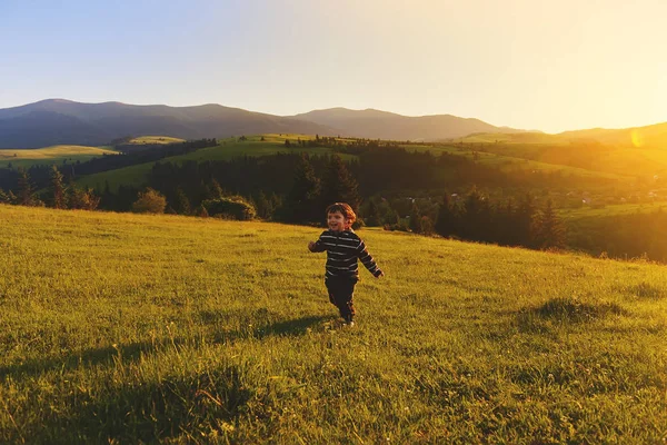 Παιδί έτρεχα στο ηλιοβασίλεμα στα βουνά — Φωτογραφία Αρχείου