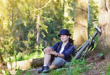 Ormandaki yaz aylarında Dağda bisiklet istirahat kadın