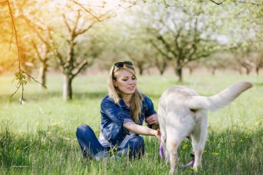 Bir av köpeği ile oynayan kadın