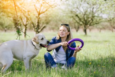 Bir av köpeği ile oynayan kadın