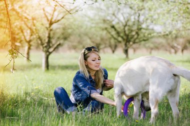 Bir av köpeği ile oynayan kadın