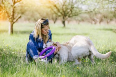 Bir av köpeği ile oynayan kadın