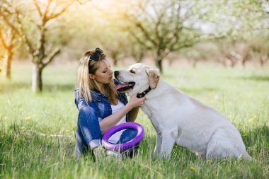 Bir av köpeği ile oynayan kadın