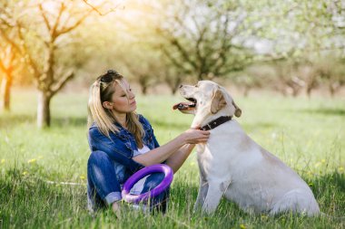 Bir av köpeği ile oynayan kadın
