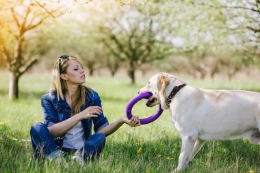 Bir av köpeği ile oynayan kadın