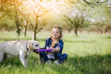 Bir av köpeği ile oynayan kadın