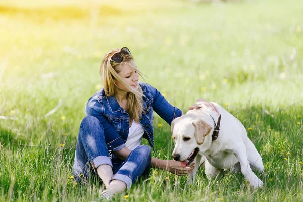 Bir av köpeği ile oynayan kadın
