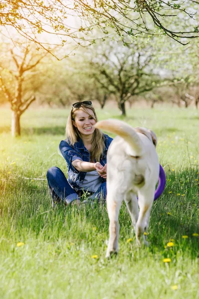 Bir av köpeği ile oynayan kadın