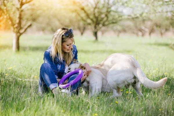 Bir av köpeği ile oynayan kadın