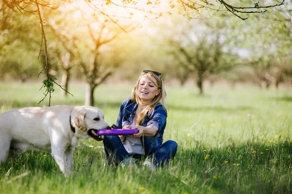 Bir av köpeği ile oynayan kadın
