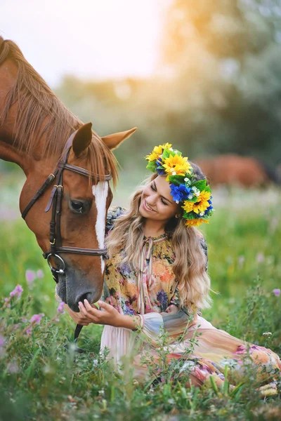 草原の夏のドレスで馬近くに若い女性が立っています。 — ストック写真