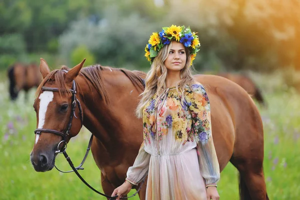 草原の夏のドレスで馬近くに若い女性が立っています。 — ストック写真