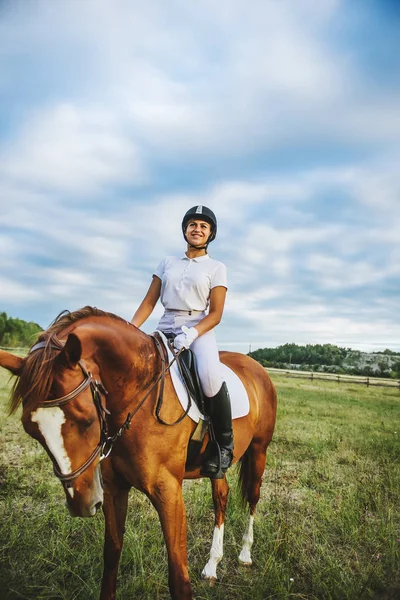 Chica jinete montando un caballo — Foto de Stock