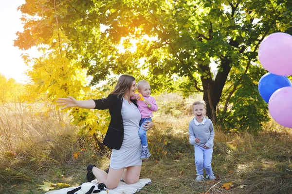 Mladá matka, Bavíte se s dětmi na piknik na podzim park — Stock fotografie