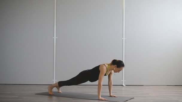 En ung kvinna utövar yoga i en park på hösten morgon.. — Stockvideo