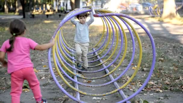 Los niños juegan en el parque en otoño . — Vídeo de stock