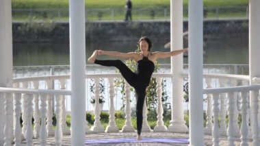 Bir genç yoga kadın yazlık yazlık evinde parkında yoga uygulamak.
