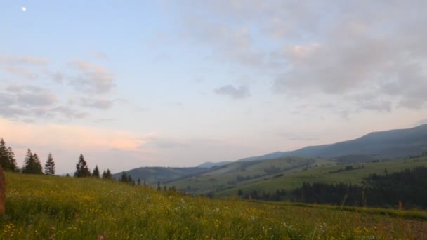 paysage de soirée de montagne dans les Carpates 