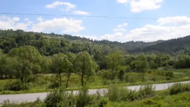 Yaz tepelerde arasında rides bir tren penceresinden görüntülemek — Stok video