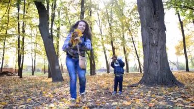 Anne ve oğlunun parkta oynuyorlar.