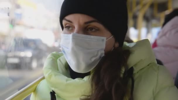 Kvinna Rider Buss Medicinsk Mask Skydd Mot Virus Kollektivtrafiken — Stockvideo