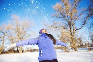 Kışın parktaki kız.