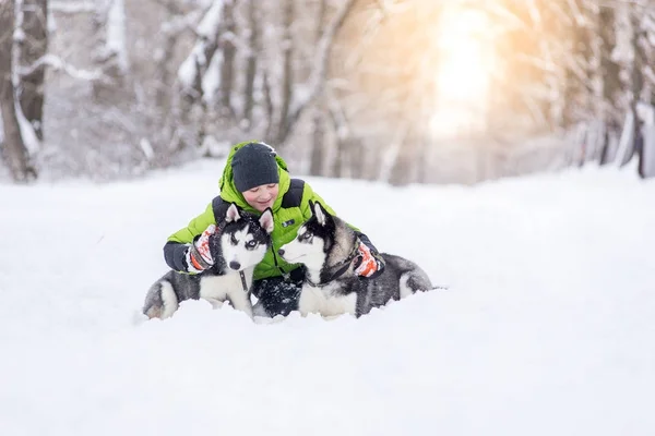 Jongen Spelen Met Zijn Honden Husky Spelen Het Park Winter — Stockfoto