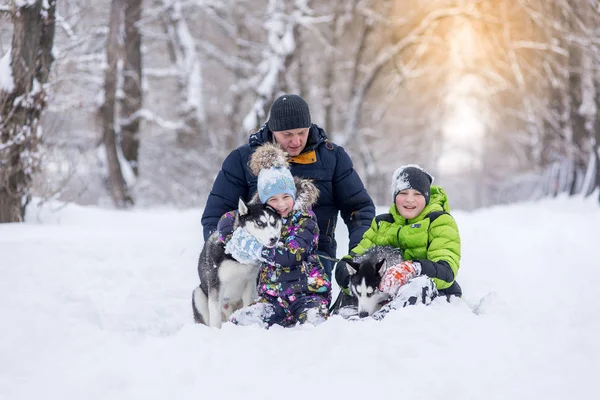 Familie Wandelingen Het Park Met Huisdieren Winter — Stockfoto