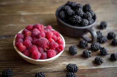 böğürtlen çilek ve ahududu seramik yemekleri ile masaya stand.