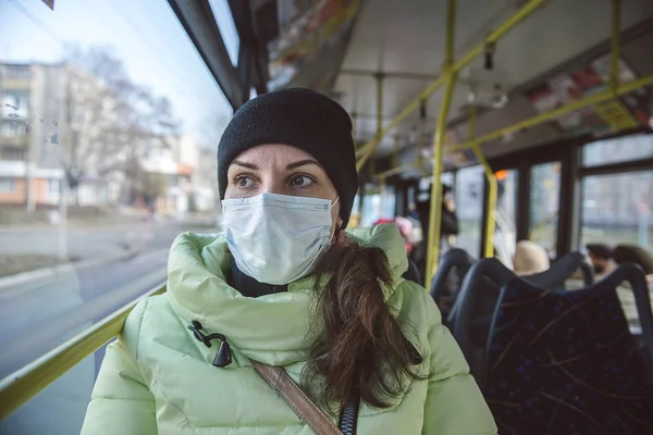 Bir kadın toplu taşıma virüslerden koruma.