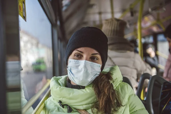 Bir kadın toplu taşıma virüslerden koruma.
