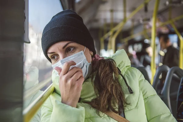 Kobieta jest chroniony przed wirusami w transporcie publicznym. — Zdjęcie stockowe