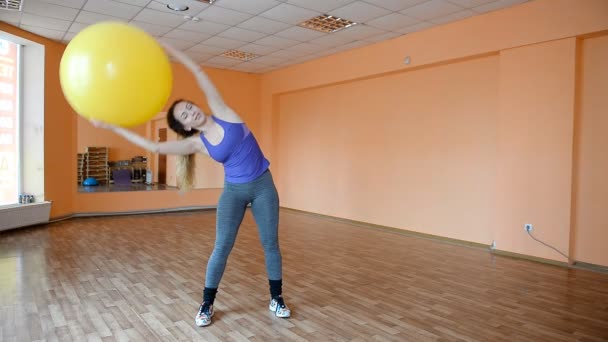 Schöne Mädchen Der Fitness Der Turnhalle Engagiert — Stockvideo