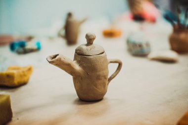 Bir sürahi çiğ kil tablodur