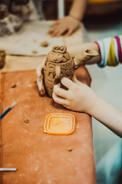 Kinderskulpturen aus Tonkrug — Stockfoto