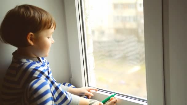 Mały Chłopiec Rysuje Marker Dłoniach Stopach Oknie — Wideo stockowe