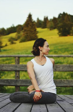Genç kadının asanas dağlarda yapması