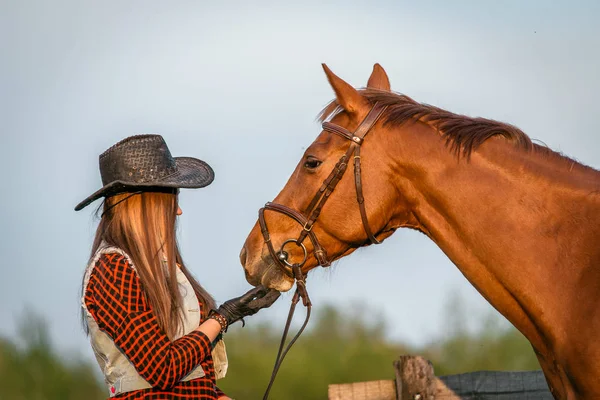 Cowgirl en paard — Stockfoto