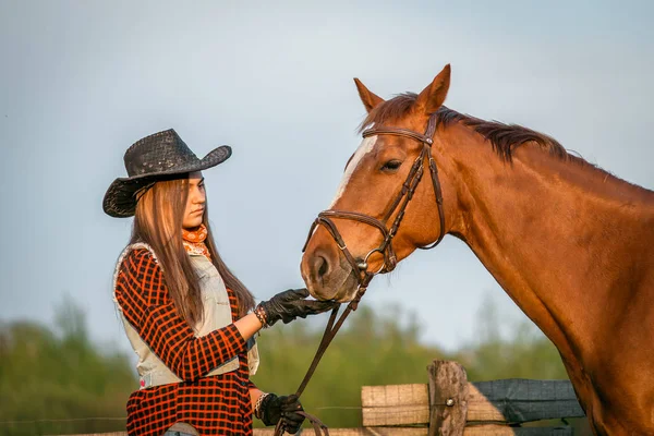Cowgirl i koń — Zdjęcie stockowe